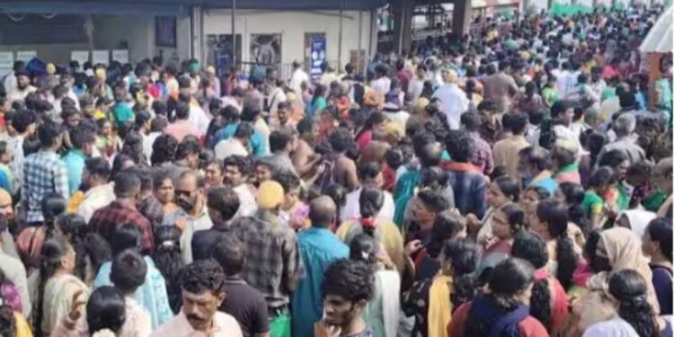 பழநியில் அலைமோதும் பக்தர்கள் கூட்டம் ஆக்கிரமிப்புகளால் அடிவாரத்தில் கடும் போக்குவரத்து நெரிசல்