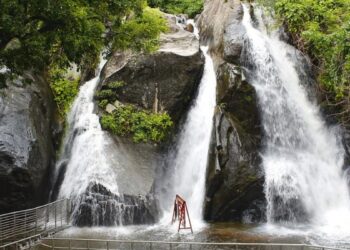 குற்றாலம் மெயின் அருவியில் கடும் வெள்ளப்பெருக்கு: சுற்றுலாப் பயணிகள் குளிக்கத் தடை
