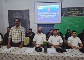 கொடைக்கானல் இந்திய கடற்படை தினம்: அரசுப் பள்ளியில் மாணவர்கள், விழிப்புணர்வு