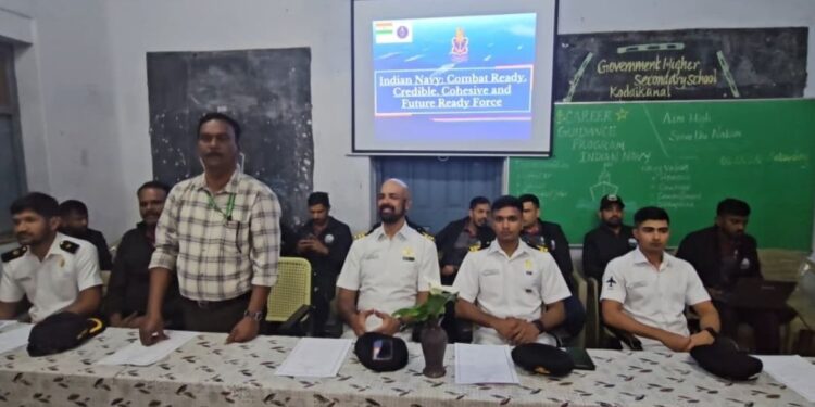 கொடைக்கானல் இந்திய கடற்படை தினம்: அரசுப் பள்ளியில் மாணவர்கள், விழிப்புணர்வு