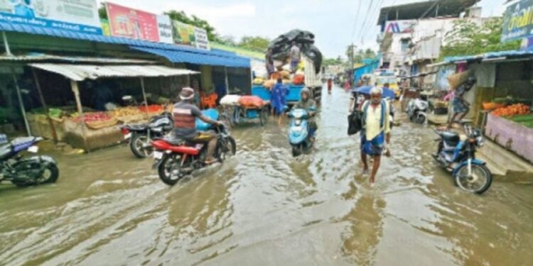 ராமேஸ்வரத்தில் கொட்டித் தீர்த்த கனமழை: சாலைகளில் பெருக்கெடுத்த நீர்