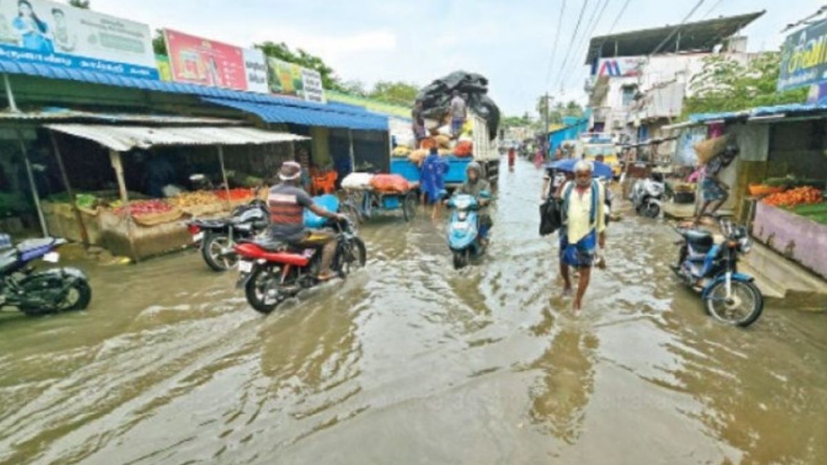 ராமேஸ்வரத்தில் கொட்டித் தீர்த்த கனமழை: சாலைகளில் பெருக்கெடுத்த நீர்