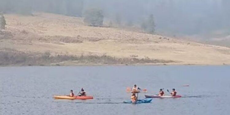 சுற்றுலாப் பயணிகளின் வருகையால் திணறும் மலைகளின் இளவரசி கொடைக்கானலில் கடும் போக்குவரத்து நெரிசல்