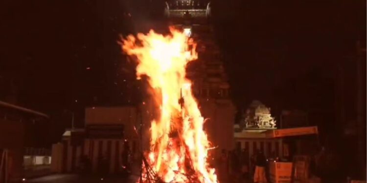 கொடைக்கானல் குறிஞ்சி ஆண்டவர் கோயிலில் 20 அடி பிரம்மாண்ட சொக்கப்பனை