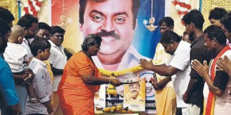 குளித்தலையில் தேமுதிக நிறுவனர் விஜயகாந்த் நினைவு அஞ்சலி ஏழைகளுக்கு அன்னதானம் வழங்கி கட்சியினர் மரியாதை