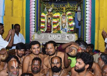 ஸ்ரீவில்லிபுத்தூரில் வைகுண்ட ஏகாதசியை முன்னிட்டு தமிழகத்திலேயே முதன்மையாகத் திறக்கப்பட்டது பரமபத வாசல்