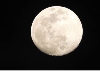 முழு பெளர்ணமியை முன்னிட்டு கொடைக்கானல் மலைப் பகுதியில் பிரகாசமாகத் தென்பட்ட முழு நிலவு