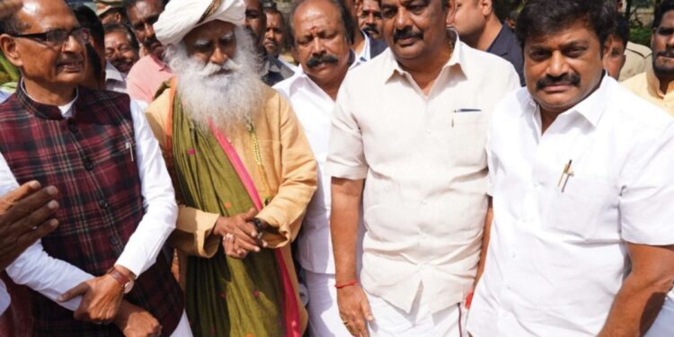 “விவசாய நிலத்தின் விளைச்சலில் விவசாயிகளுக்கே முழு அதிகாரம் வேண்டும்”: சத்குரு வலியுறுத்தல்!