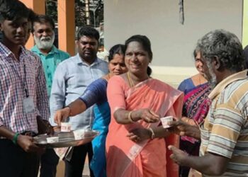 கம்பத்தில் “நலமான இளைஞர் வளமான இந்தியா” விழிப்புணர்வு பொதுமக்களுக்கு நிலவேம்பு கசாயம் வழங்கிய மாணவர்கள்