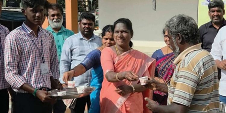 கம்பத்தில் “நலமான இளைஞர் வளமான இந்தியா” விழிப்புணர்வு பொதுமக்களுக்கு நிலவேம்பு கசாயம் வழங்கிய மாணவர்கள்