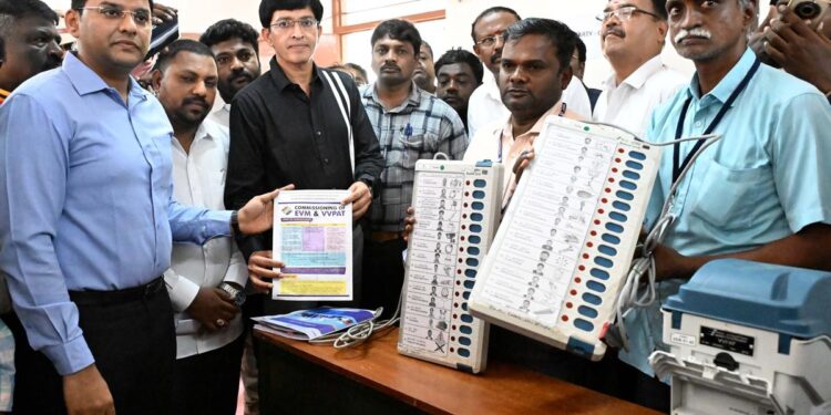 EVM இயந்திரங்களை பரிசோதனை செய்த தேர்தல் அதிகாரிகள்