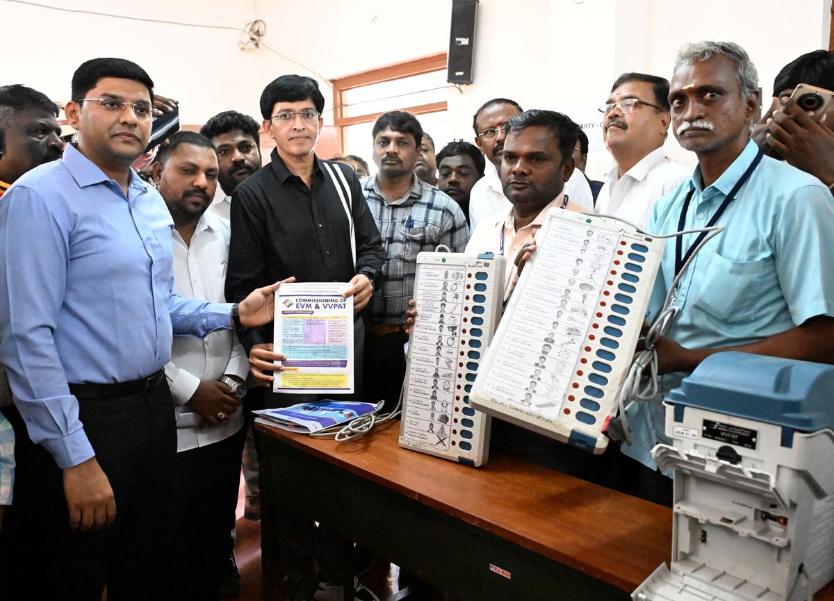 EVM இயந்திரங்களை பரிசோதனை செய்த தேர்தல் அதிகாரிகள்