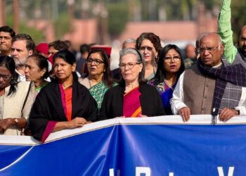 புதிய தொழிலாளர் சட்டங்களுக்கு எதிர்ப்பு : எதிர்க்கட்சி எம்பிக்களின் போராட்டம்