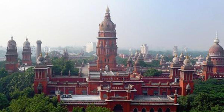 மணல் கொள்ளை கட்டுப்படுத்துவது கலெக்டர்களின் பொறுப்பு : சென்னை உயர் நீதிமன்றம்