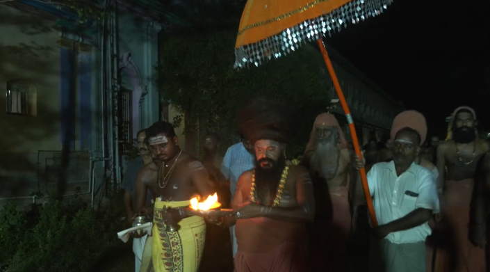 திருக்கார்த்திகையை முன்னிட்டு தருமபுரம் ஆதீன திருமடத்தில் சொக்கபனை ஏற்றும் நிகழ்வு