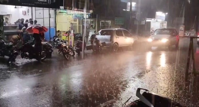 மயிலாடுதுறை நகரில் பரவலாக சுமார் 15 நிமிடங்கள் மழை பெய்தது