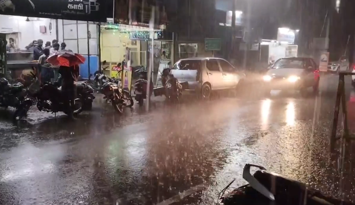 மயிலாடுதுறை நகரில் பரவலாக சுமார் 15 நிமிடங்கள் மழை பெய்தது