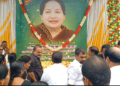 மயிலாடுதுறை அதிமுக சார்பில் மறைந்த முன்னாள் முதல்வர் ஜெயலலிதா நினைவுதினம் அனுசரிப்பு.மழையையும் பொருட்படுத்தாமல் ADMKவினர் மௌனஅஞ்சலி