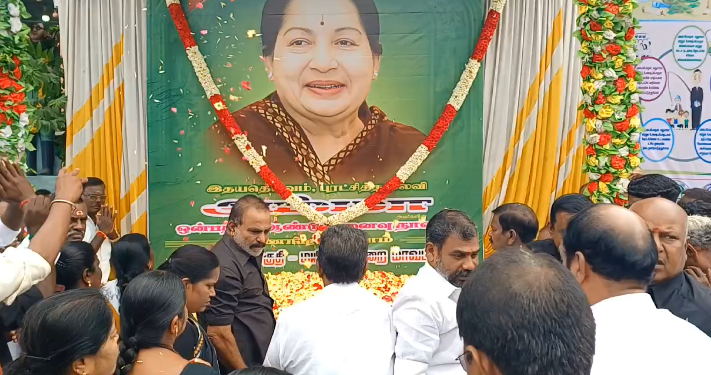 மயிலாடுதுறை அதிமுக சார்பில் மறைந்த முன்னாள் முதல்வர் ஜெயலலிதா நினைவுதினம் அனுசரிப்பு.மழையையும் பொருட்படுத்தாமல் ADMKவினர் மௌனஅஞ்சலி