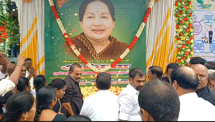 மயிலாடுதுறை அதிமுக சார்பில் மறைந்த முன்னாள் முதல்வர் ஜெயலலிதா நினைவுதினம் அனுசரிப்பு.மழையையும் பொருட்படுத்தாமல் ADMKவினர் மௌனஅஞ்சலி
