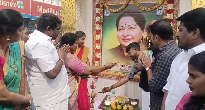 விழுப்புரத்தில் மறைந்த  முன்னாள் முதலமைச்சர் ஜெயலலிதாவின்9ஆம் ஆண்டு நினைவுநாளை முன்னிட்டு ஏழை எளிய மக்களுக்கு அன்னதானம்