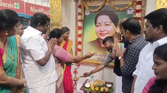 விழுப்புரத்தில் மறைந்த  முன்னாள் முதலமைச்சர் ஜெயலலிதாவின்9ஆம் ஆண்டு நினைவுநாளை முன்னிட்டு ஏழை எளிய மக்களுக்கு அன்னதானம்