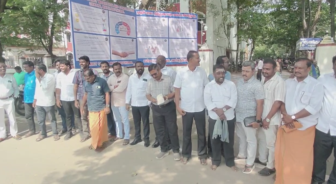 மயிலாடுதுறையில் வழக்கறிஞர்கள் சங்கத்தினர் நீதிமன்ற பணிகளை புறக்கணித்து ஆர்ப்பாட்டம்