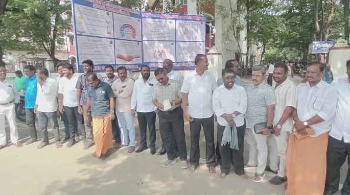 மயிலாடுதுறையில் வழக்கறிஞர்கள் சங்கத்தினர் நீதிமன்ற பணிகளை புறக்கணித்து ஆர்ப்பாட்டம்