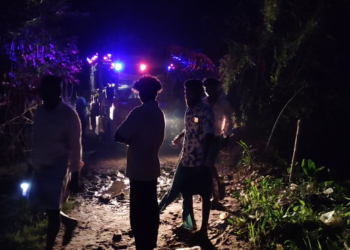 கடக்கம் ஊராட்சியில் மயான பாதை இல்லாததால், சடலத்தை சேறும்,சகதியுமான வயல்வெளியில் தூக்கிச்சென்ற கிராமக்கள்