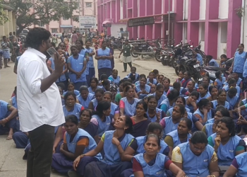 செங்கல்பட்டு 4 மாத சம்பளம் வழங்காததை கண்டித்து செங்கல்பட்டு அரசு மருத்துவமனை ஒப்பந்த தொழிலாளர்கள் போராட்டம்