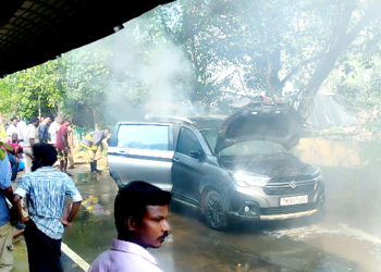 மன்னார்குடி நகராட்சி ஊழியர்களின் அலட்சியத்தால் சுசுகி எர்டிகா கார் எரிந்து சேதம்