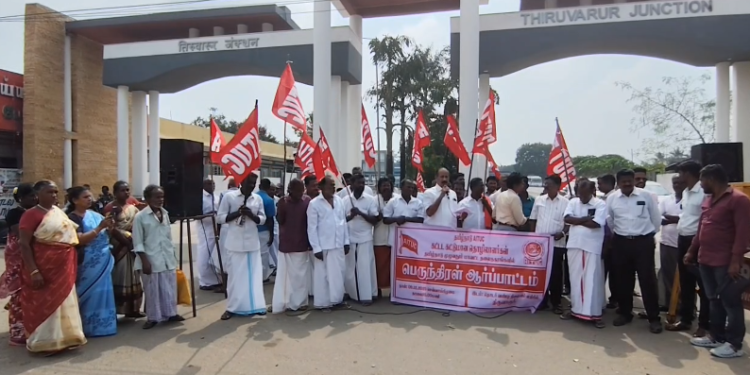 திருவாரூரில் கட்டுமான தொழிலாளர்களுக்கு ஓய்வூதியம் 6000 என்பதை சட்டமாக்க 8அம்ச கோரிகளை வலியுறுத்திAITUCசங்கம் ஆர்ப்பாட்டம்