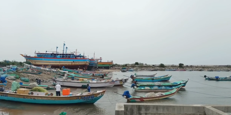 மயிலாடுதுறை மாவட்ட மீனவர்கள் இன்று முதல் மறு அறிவிப்பு வரும் வரை கடலுக்கு மீன்பிடிக்க செல்ல தடை