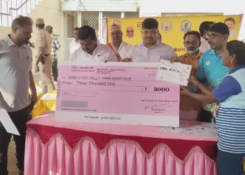 மயிலாடுதுறையில் நடைபெற்ற அறிஞர் அண்ணா மராத்தான் போட்டிகளை மாவட்ட ஆட்சியர் பூம்புகார்MLAதொடங்கி வைத்தனர்