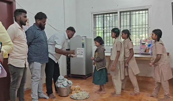 1000இளைஞர்கள் சேர்ந்து பிரதிபலன் எதிர்பார்க்காமல்6வகுப்பு முதல்12வகுப்பு வரை பயிலும்40விடுதி மாணவியருக்கு உணவு வழங்கும் நிகழ்ச்சி