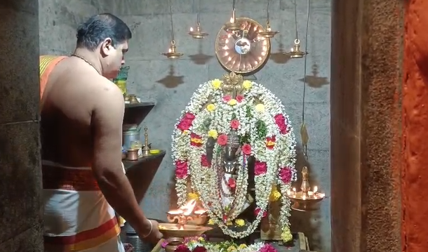 விழுப்புரத்தில் ரஜினிகாந்த் பிறந்தநாளில் ரசிகர்கள் ஆஞ்சநேயர் கோவிலில் சிறப்பு அபிஷேகம்