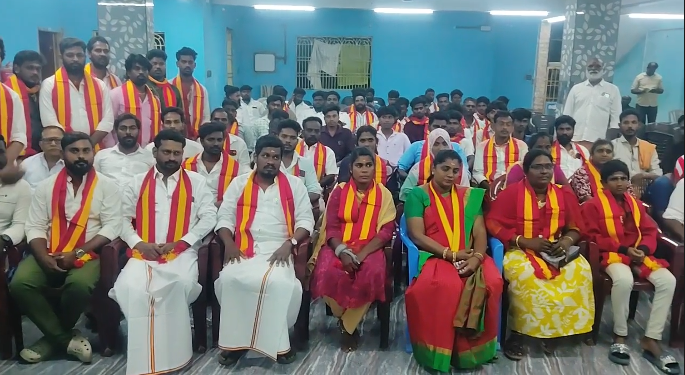 வைத்தீஸ்வரன் கோவிலில் பல்வேறு மாற்று கட்சியினர்100-க்கும் மேற்பட்டோர் தங்களை TVKவில் தங்களை இணைத்துக்கொண்டனர்