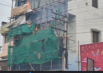 மயிலாடுதுறையில் மாணவர்கள் பள்ளி செல்லும் நேரத்தில் பிரதான சாலையில் உள்ள வணிக நிறுவனத்தில் தீவிபத்து