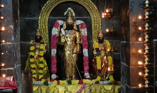 மார்கழி மாத பிறப்பை முன்னிட்டு, மயிலாடுதுறை குமரக்கட்டளை சுப்பிரமணியசாமிக்கு தங்ககவசம்