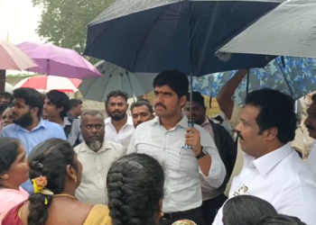 திருவள்ளூர் பல ஆண்டுகளாக பயன்படுத்திவந்த ரயில்வே துறைக்கு சொந்தமான இடத்தை தடுப்புள்அடைப்பதை கைவிட கோரிக்கை