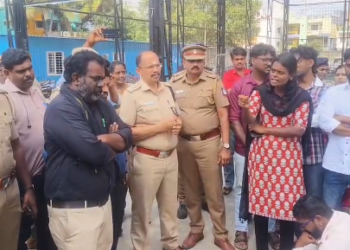 மாதவரம் கதிர்வேலன் தெருவில் அமைந்துள்ள டேக் தனியார் பள்ளியின் கட்டணகொள்ளை எதிர்த்து பெற்றோர் ஆர்ப்பாட்டம்