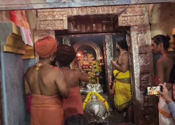 மார்கழிமாத வியாழக்கிழமையை முன்னிட்டு குருஸ்தலமான வாதானேஸ்வரர் ஆலயத்தில் குரு பகவானுக்கு தங்க கவசம்