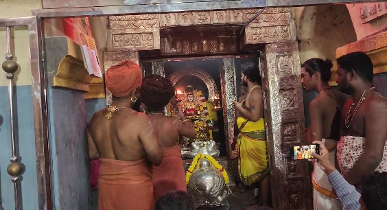 மார்கழிமாத வியாழக்கிழமையை முன்னிட்டு குருஸ்தலமான வாதானேஸ்வரர் ஆலயத்தில் குரு பகவானுக்கு தங்க கவசம்