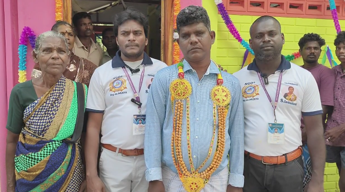 பார்வையற்ற மகனை வைத்துக்கொண்டு தவித்த மூதாட்டிக்கு கிடைத்த புதிய வீடு, சமூக சேவருக்கு பாராட்டு