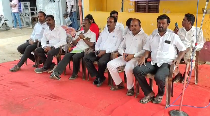 குடவாசல் நீதிமன்றம் முன்பாக வழக்கறிஞர்கள் உண்ணாவிரதப் போராட்டம் இ-பைலிங் முறையை கைவிடக்கோரி கோரிக்கை