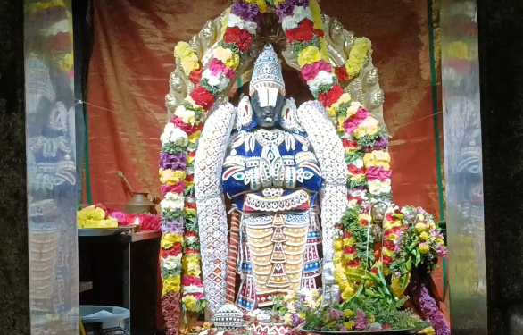 அனுமத் ஜெயந்தி விழா முன்னிட்டு மயிலாடுதுறை ரயிலடி ஆபத்துதாரண ஆஞ்சநேயர் சுவாமிக்கு  சிறப்பு அபிஷேகம்