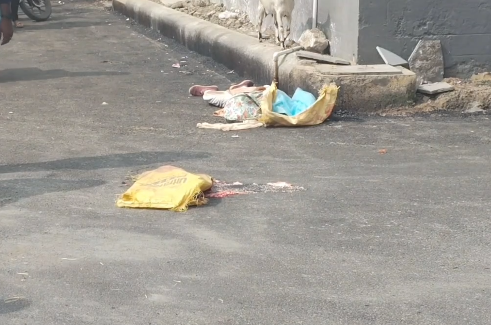 திருவாரூரில் பேருந்தில் ஏற முயன்ற இளம் பெண் தவறி விழுந்து பேருந்தின் பின் சக்கரம் ஏறி சம்பவ இடத்திலேயே பலி