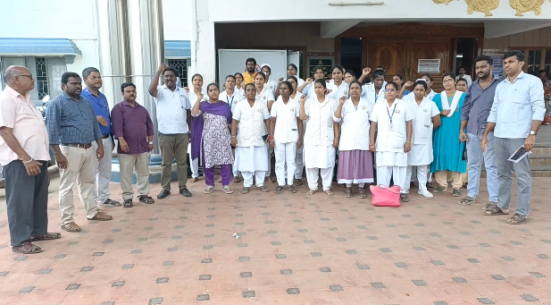 சென்னையில் செவிலியர்களை கைது செய்ததை கண்டித்து செவிலியர்கள் காத்திருப்பு போராட்டம்