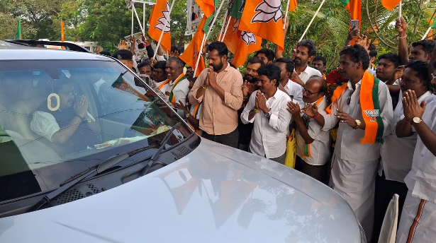 சென்னையிலிருந்து புதுச்சேரி சென்ற பாஜக புதிய தேசிய செயல் தலைவர் நித்தின் நபினுக்கு பிரம்மாண்ட வரவேற்பு