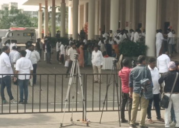 தமிழக வெற்றிக் கழகத் தலைவர் விஜய் தலைமையில்,  மாமல்லபுரத்தில் இன்று கட்சியின் முதல் கிறிஸ்துமஸ் பெருவிழா